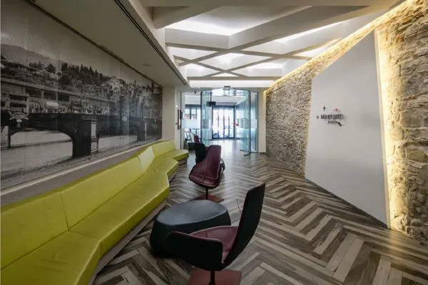 L’orditura delle travi del soffitto della Hall rievocano il tessuto urbano della Città Medievale